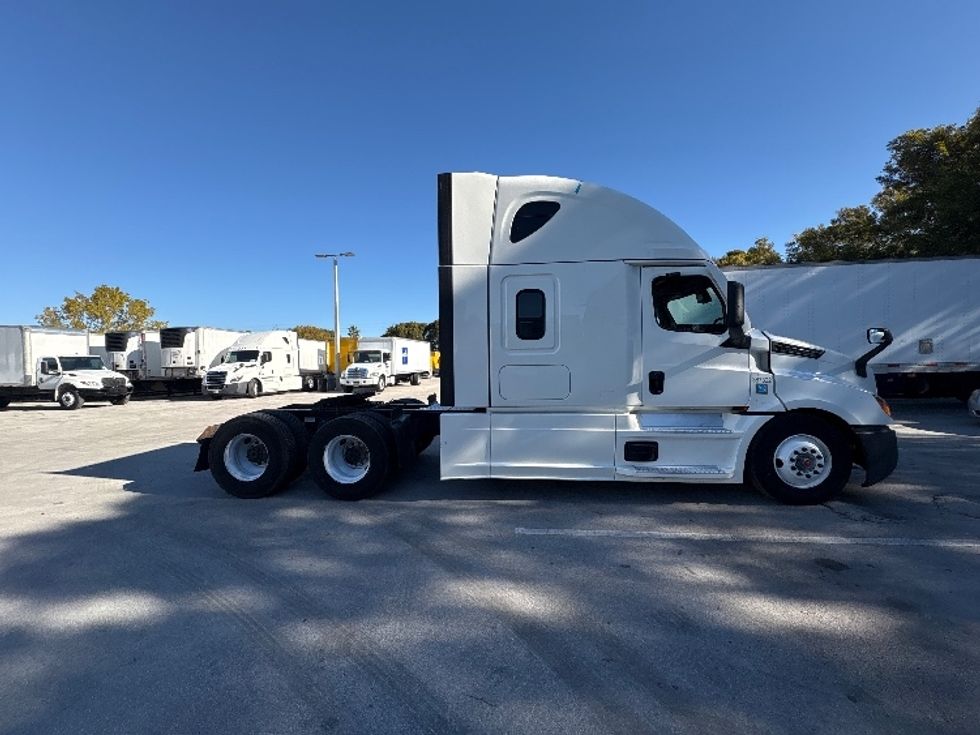 Sleeper Tractor-Heavy Duty Tractors-Freightliner-2021-T12664ST-Medley-FL-678,463\n\t\tmiles-$ 44,250 - Image 8