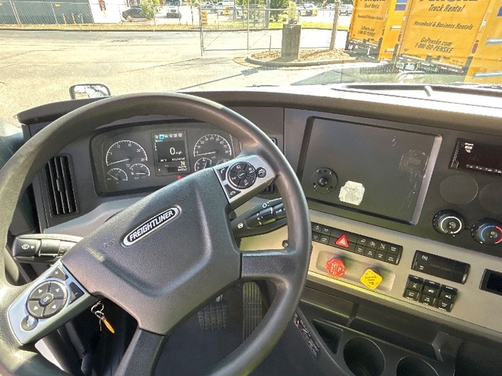 Sleeper Tractor-Heavy Duty Tractors-Freightliner-2021-T12664ST-Memphis-TN-536,446\n\t\tmiles-$ 62,250 - Image 11