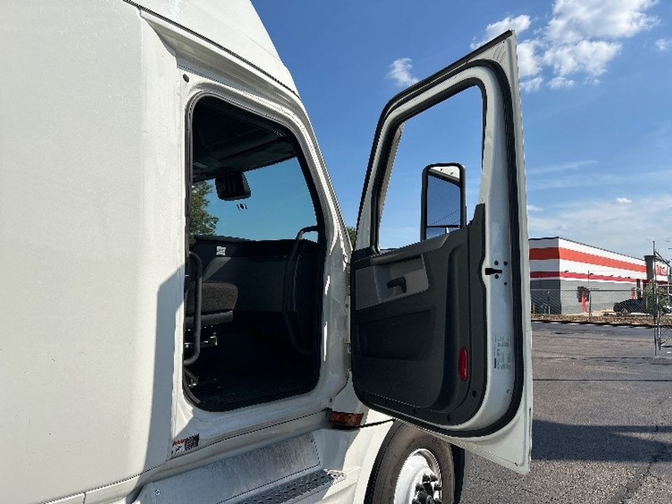 Sleeper Tractor-Heavy Duty Tractors-Freightliner-2021-T12664ST-Memphis-TN-536,446\n\t\tmiles-$ 62,250 - Image 13