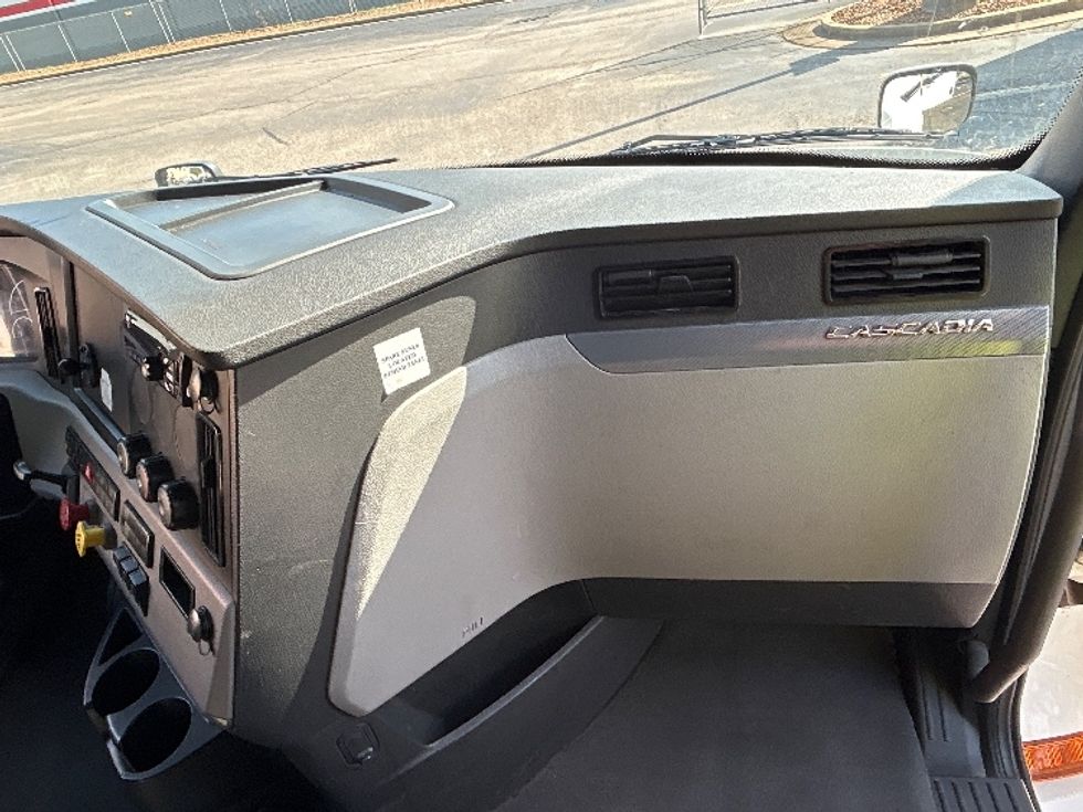 Sleeper Tractor-Heavy Duty Tractors-Freightliner-2021-T12664ST-Memphis-TN-536,446\n\t\tmiles-$ 62,250 - Image 14