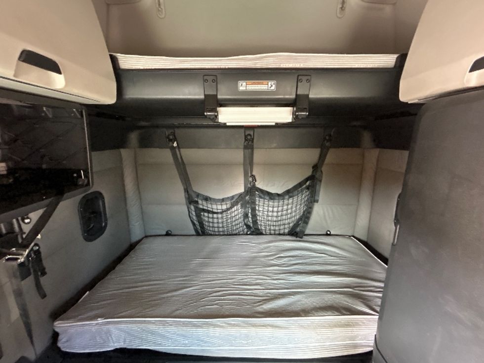 Sleeper Tractor-Heavy Duty Tractors-Freightliner-2021-T12664ST-Memphis-TN-536,446\n\t\tmiles-$ 62,250 - Image 16