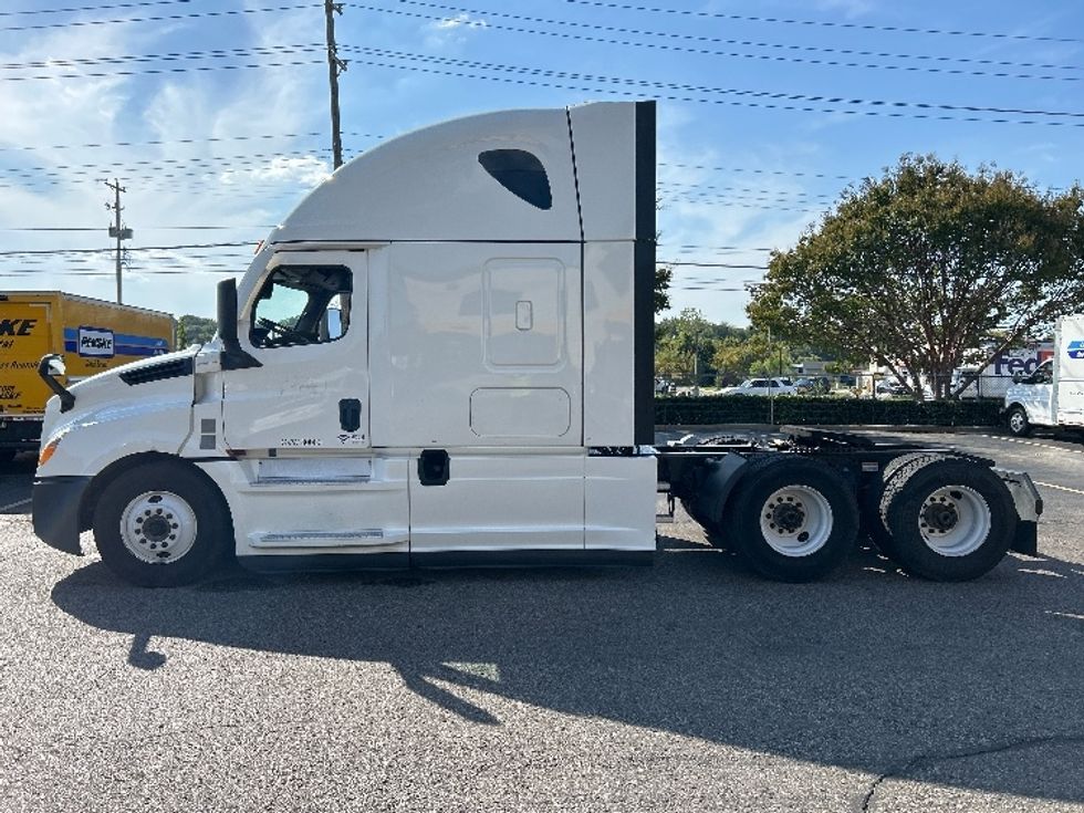 Sleeper Tractor-Heavy Duty Tractors-Freightliner-2021-T12664ST-Memphis-TN-536,446\n\t\tmiles-$ 62,250 - Image 4