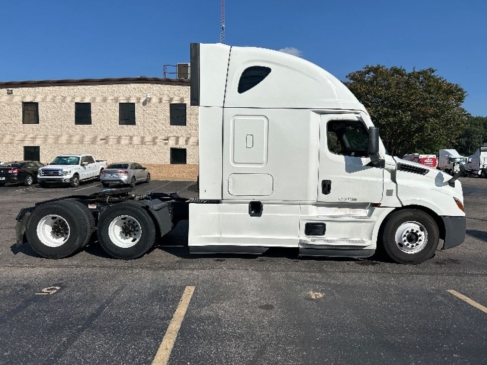 Sleeper Tractor-Heavy Duty Tractors-Freightliner-2021-T12664ST-Memphis-TN-536,446\n\t\tmiles-$ 62,250 - Image 8