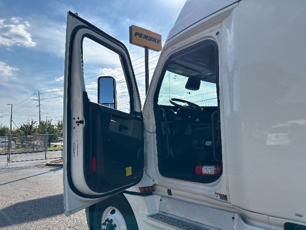 Sleeper Tractor-Heavy Duty Tractors-Freightliner-2021-T12664ST-Memphis-TN-536,446\n\t\tmiles-$ 62,250 - Image 9