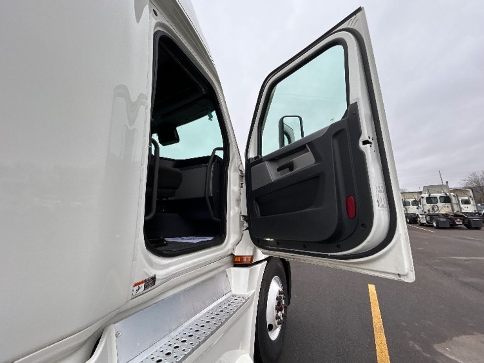 Sleeper Tractor-Heavy Duty Tractors-Freightliner-2021-T12664ST-Memphis-TN-538,689\n\t\tmiles-$ 18,000 - Image 13