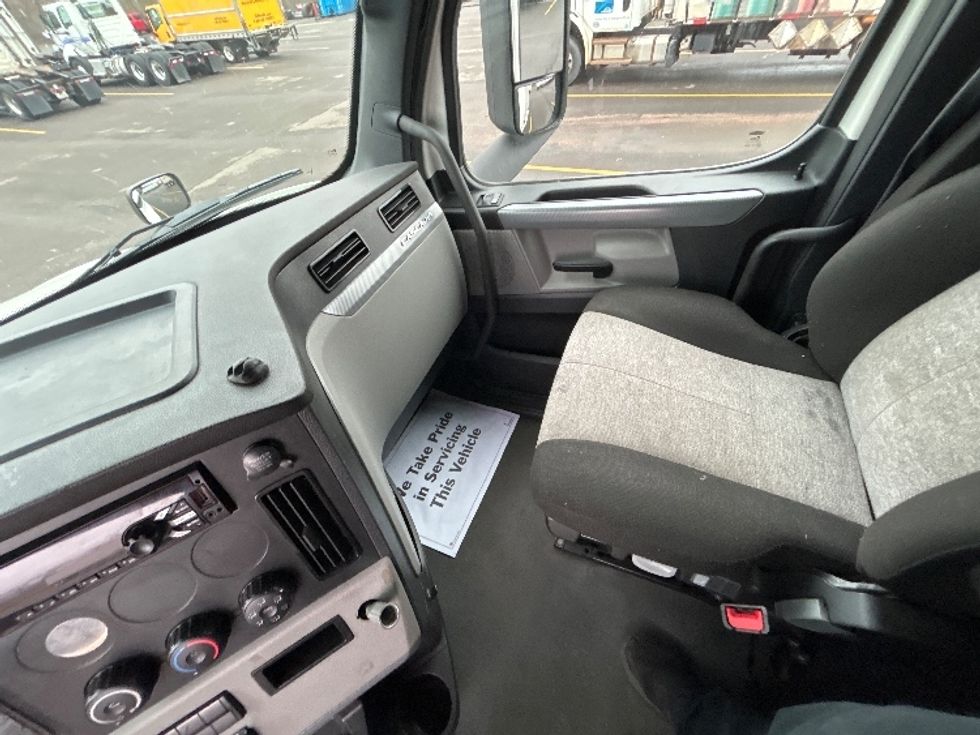 Sleeper Tractor-Heavy Duty Tractors-Freightliner-2021-T12664ST-Memphis-TN-538,689\n\t\tmiles-$ 18,000 - Image 15