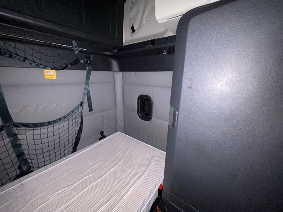 Sleeper Tractor-Heavy Duty Tractors-Freightliner-2021-T12664ST-Memphis-TN-538,689\n\t\tmiles-$ 18,000 - Image 17