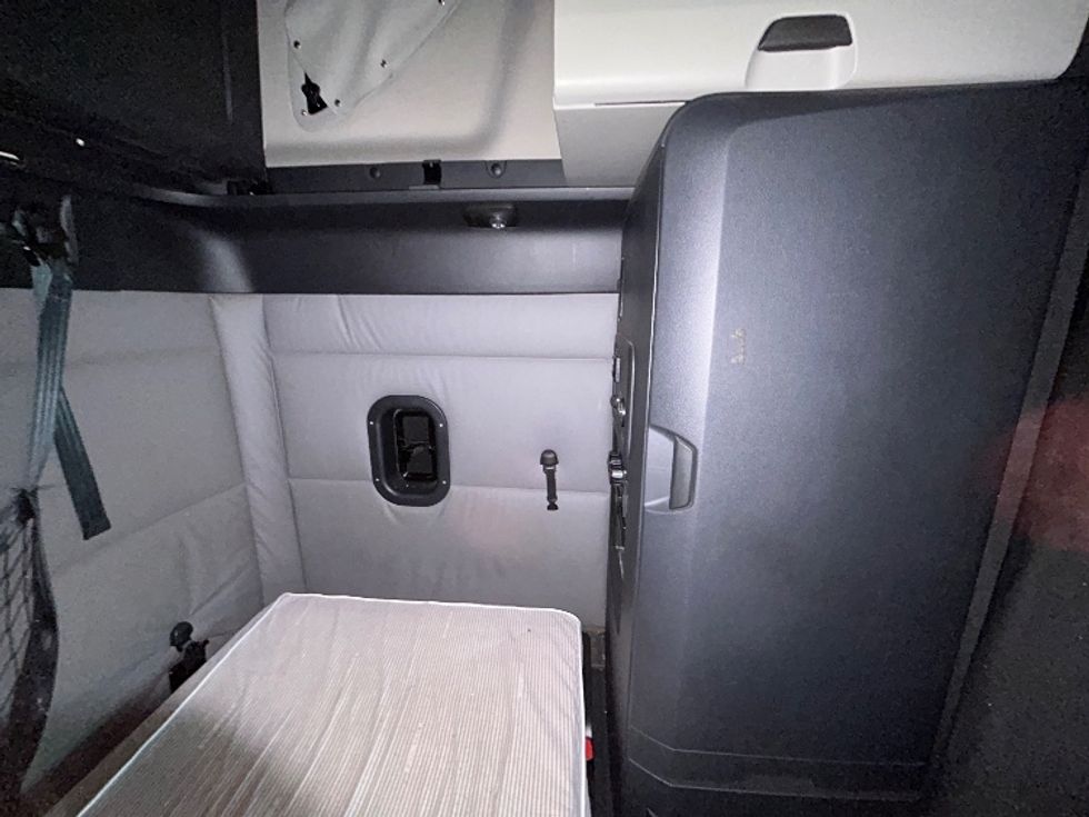 Sleeper Tractor-Heavy Duty Tractors-Freightliner-2021-T12664ST-Memphis-TN-538,689\n\t\tmiles-$ 18,000 - Image 18