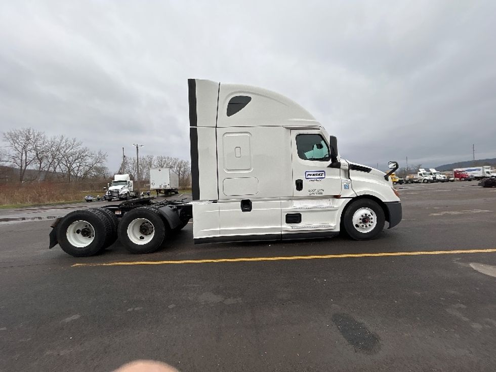 Sleeper Tractor-Heavy Duty Tractors-Freightliner-2021-T12664ST-Memphis-TN-538,689\n\t\tmiles-$ 18,000 - Image 8