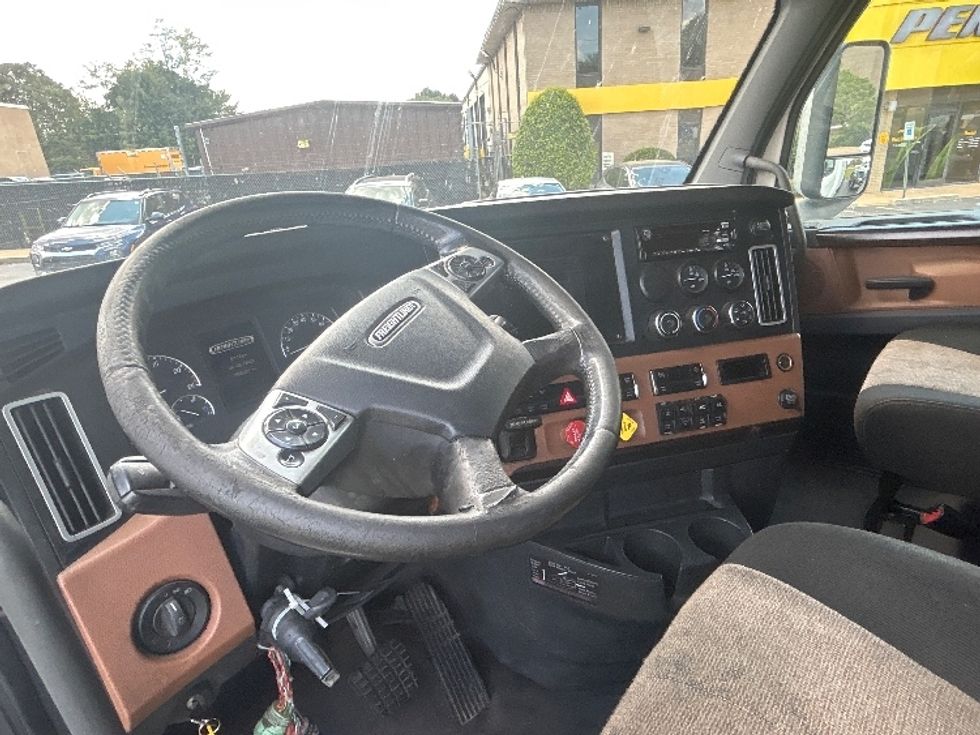 Sleeper Tractor-Heavy Duty Tractors-Freightliner-2021-T12664ST-Memphis-TN-553,201\n\t\tmiles-$ 67,250 - Image 10