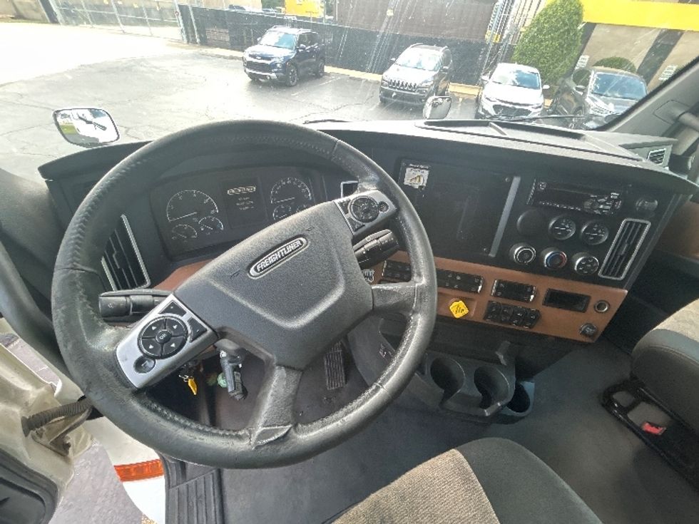 Sleeper Tractor-Heavy Duty Tractors-Freightliner-2021-T12664ST-Memphis-TN-553,201\n\t\tmiles-$ 67,250 - Image 11