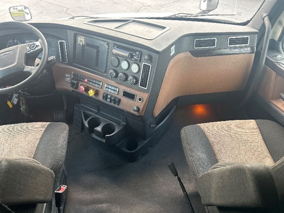 Sleeper Tractor-Heavy Duty Tractors-Freightliner-2021-T12664ST-Memphis-TN-553,201\n\t\tmiles-$ 67,250 - Image 12