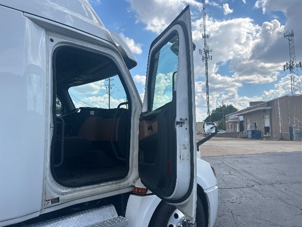 Sleeper Tractor-Heavy Duty Tractors-Freightliner-2021-T12664ST-Memphis-TN-553,201\n\t\tmiles-$ 67,250 - Image 13