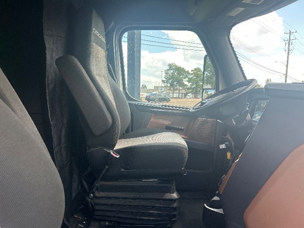 Sleeper Tractor-Heavy Duty Tractors-Freightliner-2021-T12664ST-Memphis-TN-553,201\n\t\tmiles-$ 67,250 - Image 15