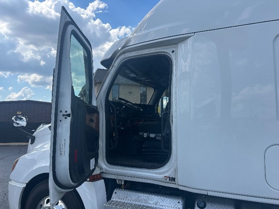 Sleeper Tractor-Heavy Duty Tractors-Freightliner-2021-T12664ST-Memphis-TN-553,201\n\t\tmiles-$ 67,250 - Image 9