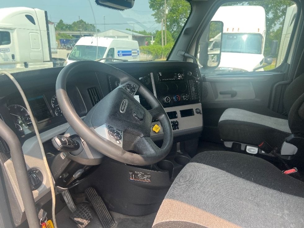 Sleeper Tractor-Heavy Duty Tractors-Freightliner-2021-T12664ST-Memphis-TN-656,630\n\t\tmiles-$ 59,250 - Image 10