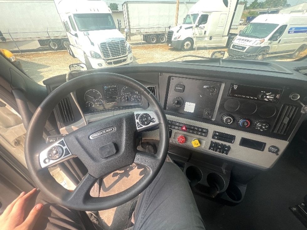 Sleeper Tractor-Heavy Duty Tractors-Freightliner-2021-T12664ST-Memphis-TN-656,630\n\t\tmiles-$ 59,250 - Image 11