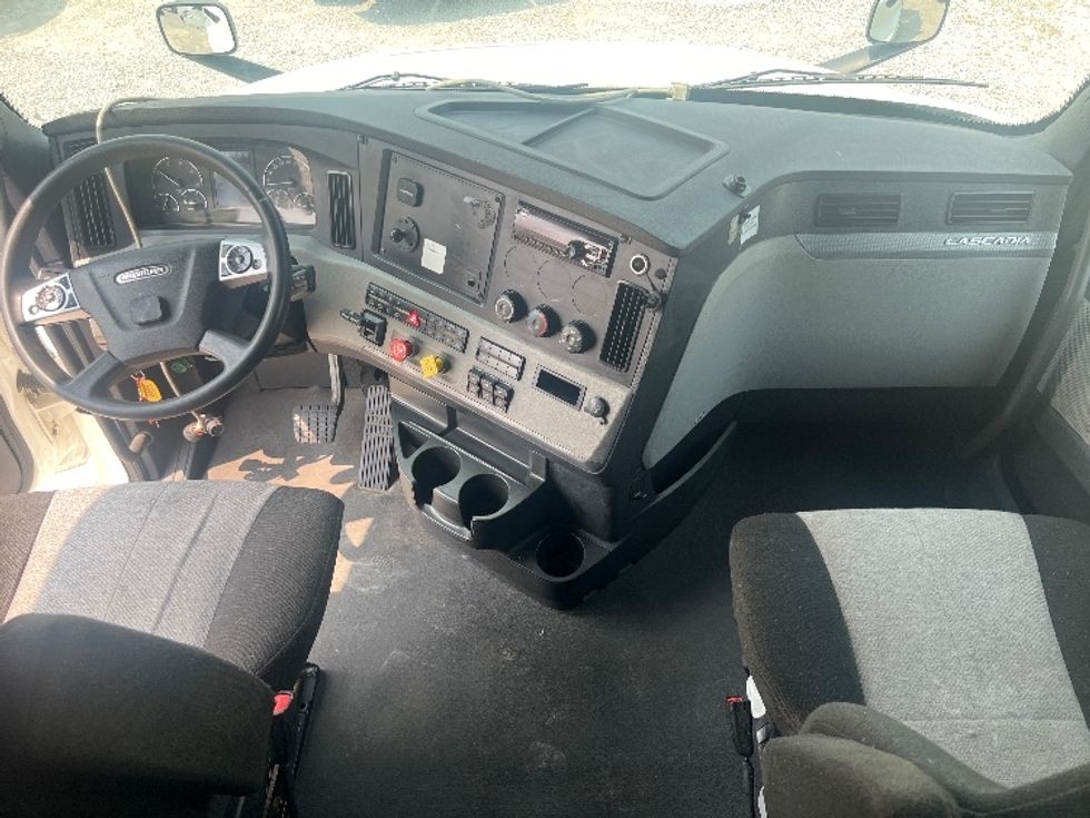 Sleeper Tractor-Heavy Duty Tractors-Freightliner-2021-T12664ST-Memphis-TN-656,630\n\t\tmiles-$ 59,250 - Image 12