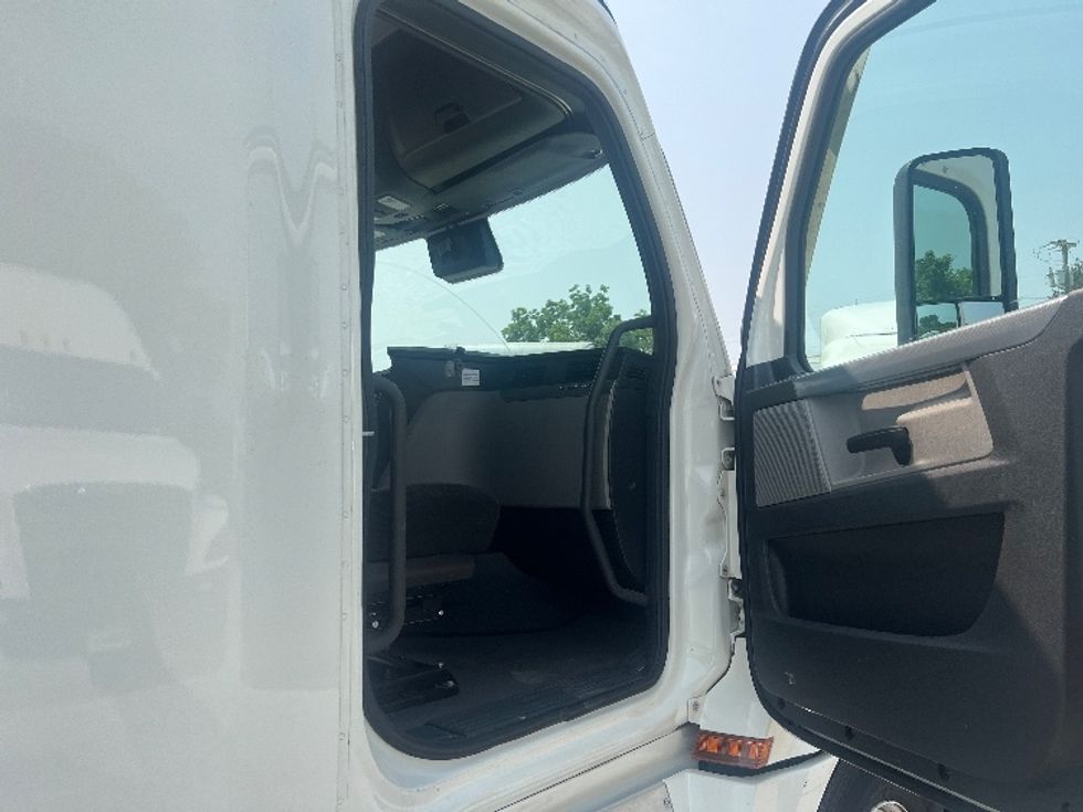 Sleeper Tractor-Heavy Duty Tractors-Freightliner-2021-T12664ST-Memphis-TN-656,630\n\t\tmiles-$ 59,250 - Image 13