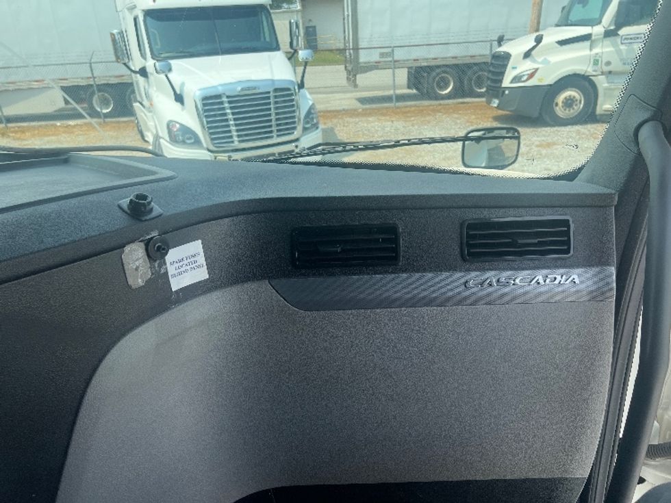 Sleeper Tractor-Heavy Duty Tractors-Freightliner-2021-T12664ST-Memphis-TN-656,630\n\t\tmiles-$ 59,250 - Image 14