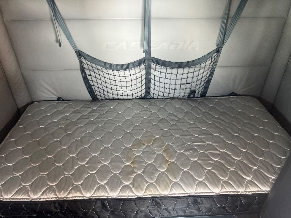 Sleeper Tractor-Heavy Duty Tractors-Freightliner-2021-T12664ST-Memphis-TN-656,630\n\t\tmiles-$ 59,250 - Image 17