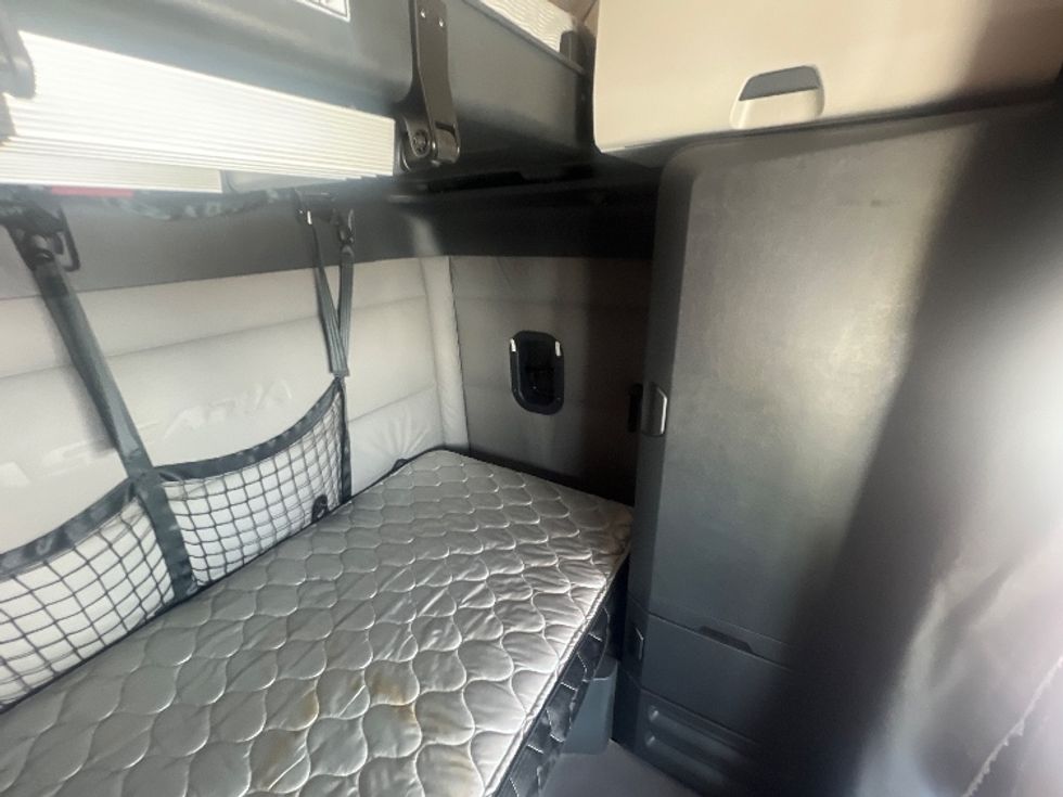 Sleeper Tractor-Heavy Duty Tractors-Freightliner-2021-T12664ST-Memphis-TN-656,630\n\t\tmiles-$ 59,250 - Image 18