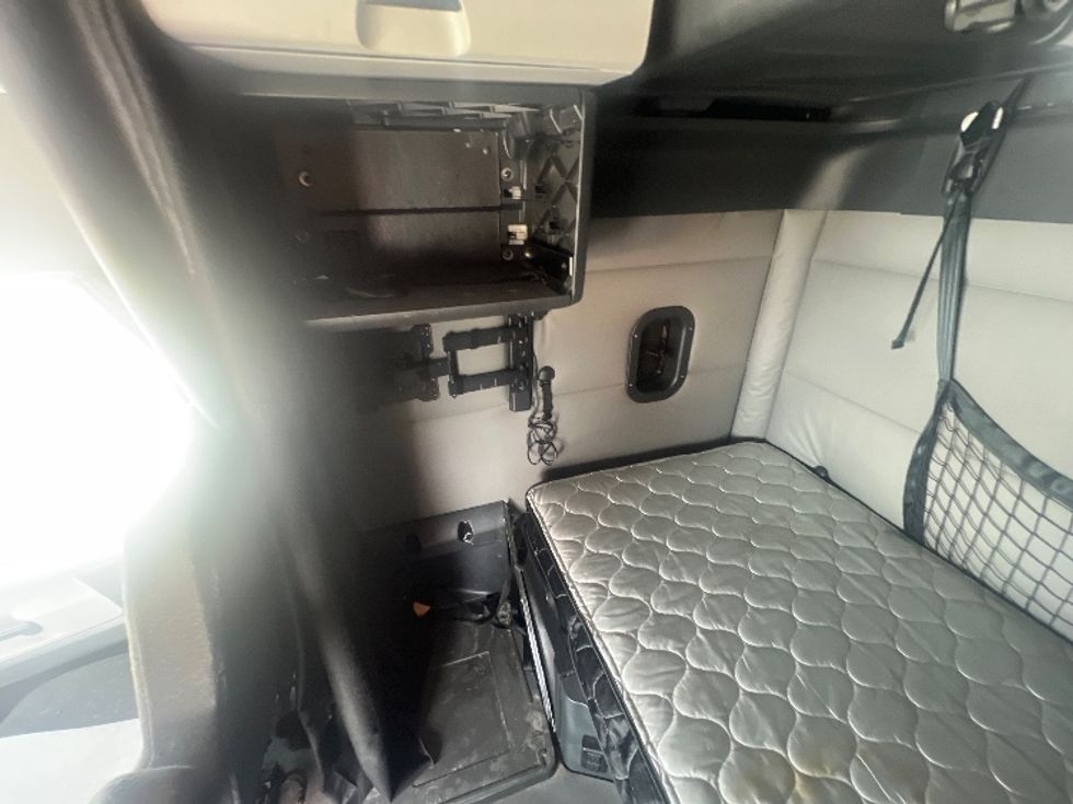 Sleeper Tractor-Heavy Duty Tractors-Freightliner-2021-T12664ST-Memphis-TN-656,630\n\t\tmiles-$ 59,250 - Image 19