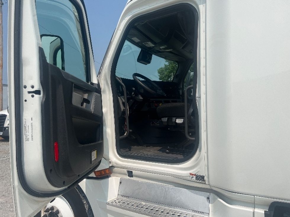 Sleeper Tractor-Heavy Duty Tractors-Freightliner-2021-T12664ST-Memphis-TN-656,630\n\t\tmiles-$ 59,250 - Image 9