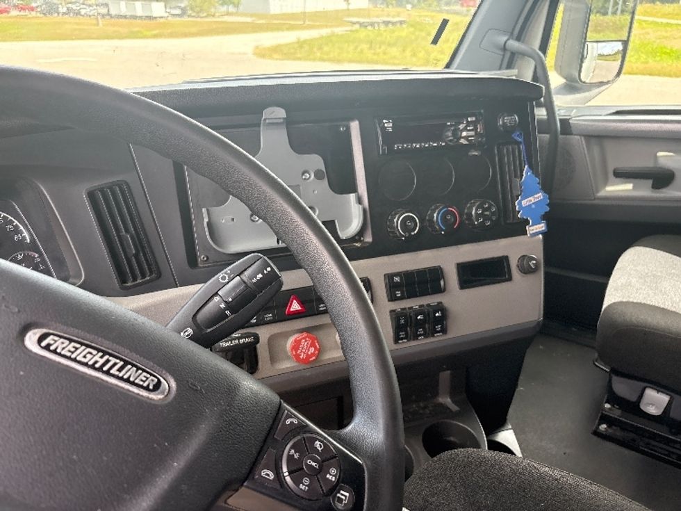 Sleeper Tractor-Heavy Duty Tractors-Freightliner-2021-T12664ST-Meridian-MS-413,502\n\t\tmiles-$ 77,500 - Image 12