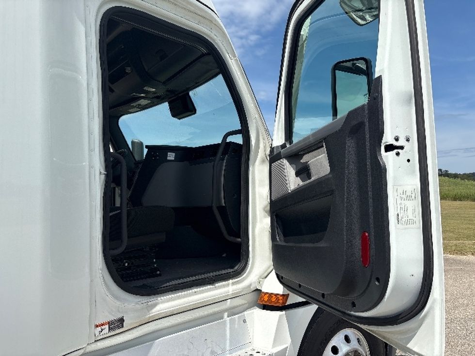 Sleeper Tractor-Heavy Duty Tractors-Freightliner-2021-T12664ST-Meridian-MS-413,502\n\t\tmiles-$ 77,500 - Image 13