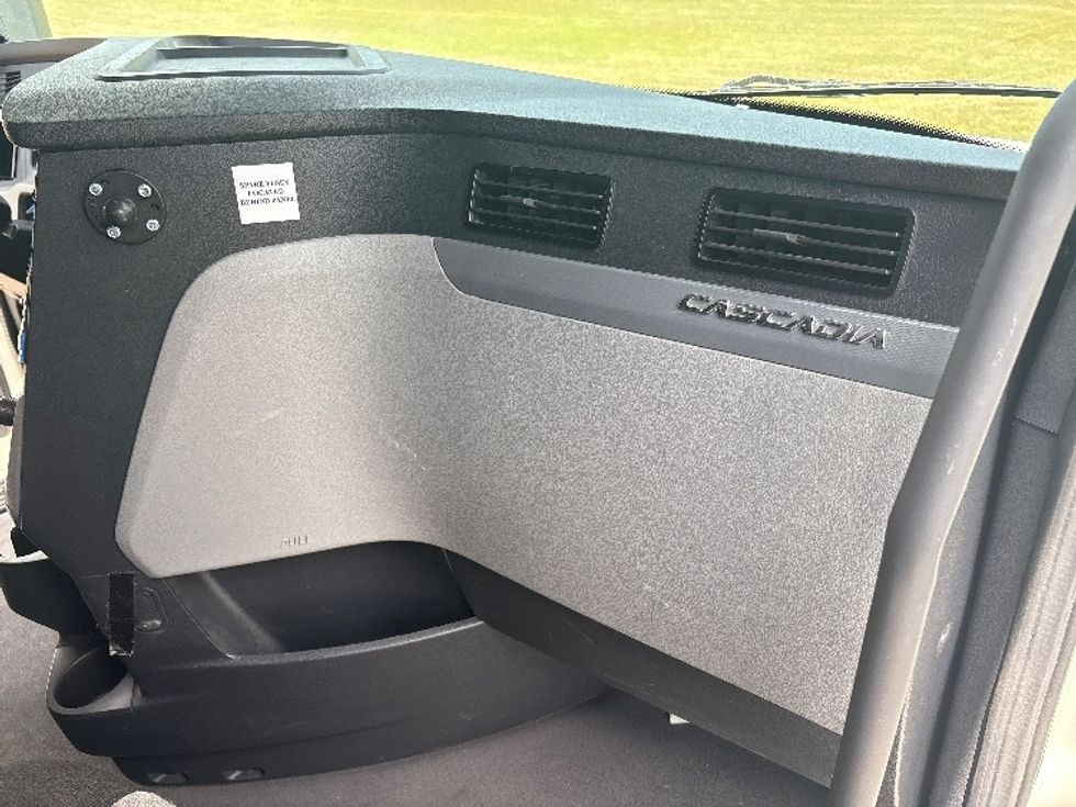 Sleeper Tractor-Heavy Duty Tractors-Freightliner-2021-T12664ST-Meridian-MS-413,502\n\t\tmiles-$ 77,500 - Image 14