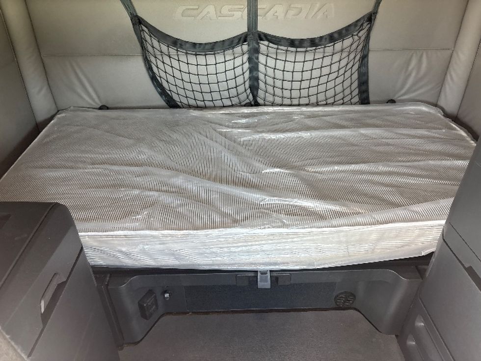 Sleeper Tractor-Heavy Duty Tractors-Freightliner-2021-T12664ST-Meridian-MS-413,502\n\t\tmiles-$ 77,500 - Image 16