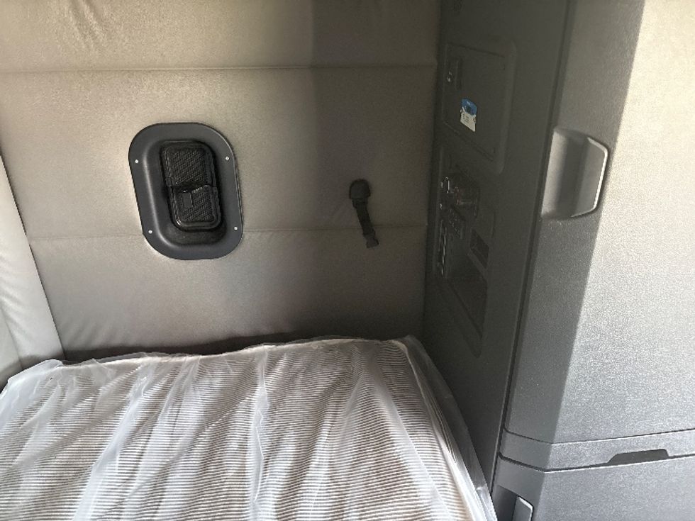 Sleeper Tractor-Heavy Duty Tractors-Freightliner-2021-T12664ST-Meridian-MS-413,502\n\t\tmiles-$ 77,500 - Image 18