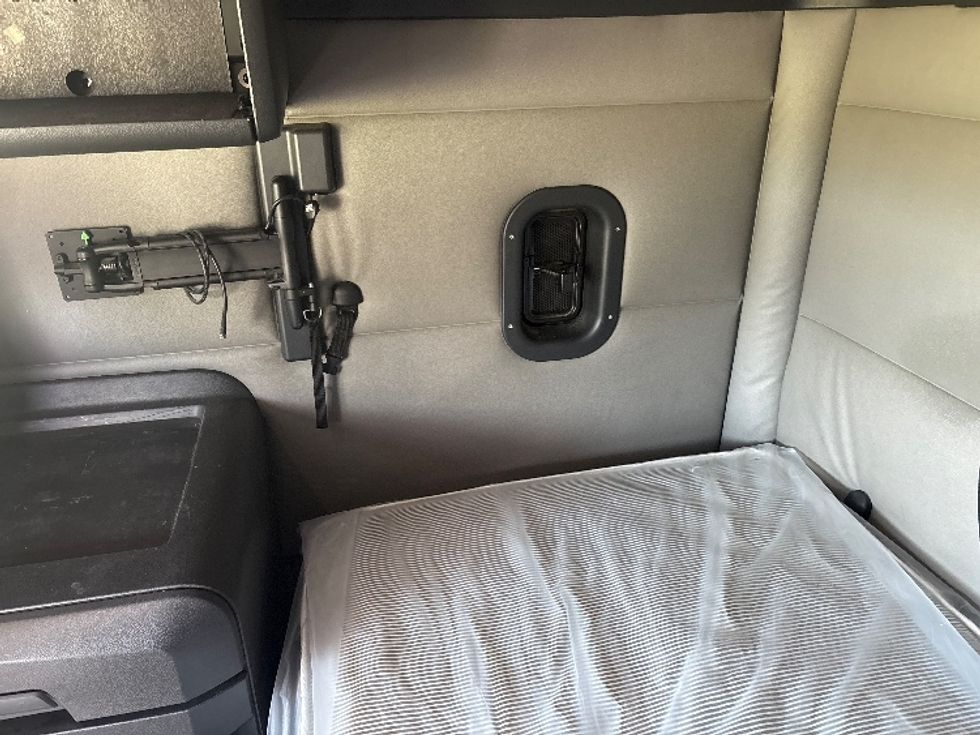 Sleeper Tractor-Heavy Duty Tractors-Freightliner-2021-T12664ST-Meridian-MS-413,502\n\t\tmiles-$ 77,500 - Image 19