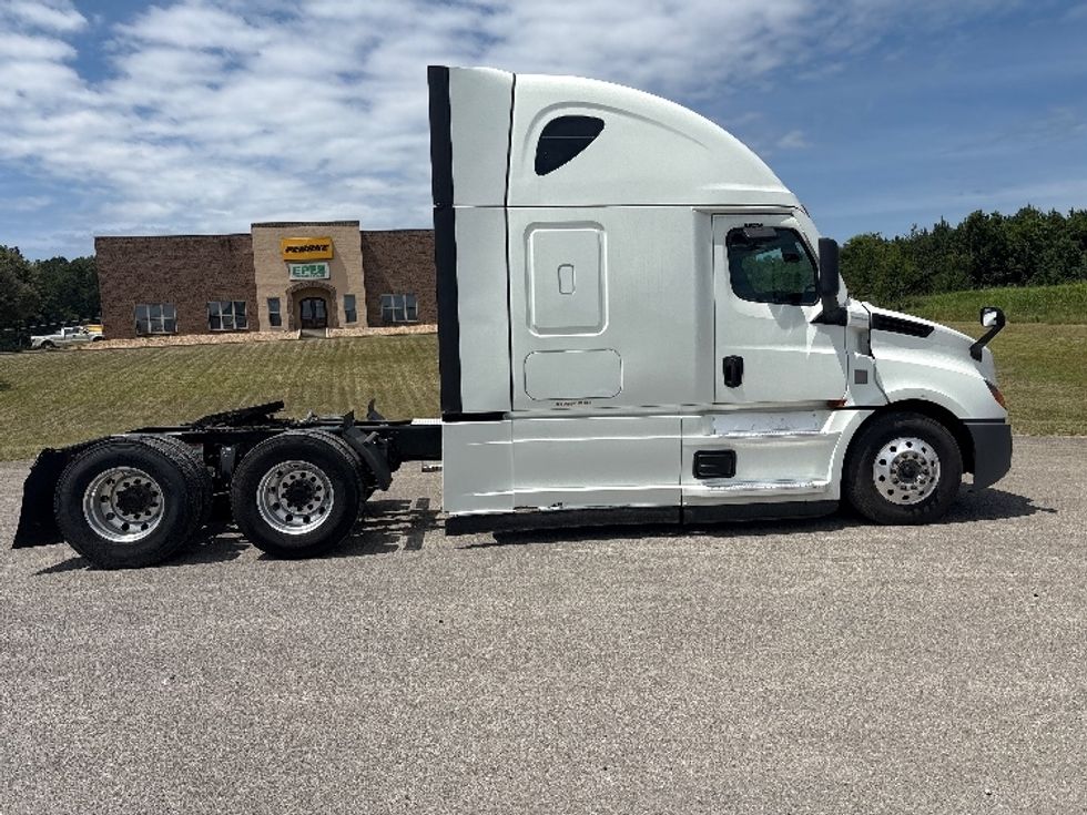 Sleeper Tractor-Heavy Duty Tractors-Freightliner-2021-T12664ST-Meridian-MS-413,502\n\t\tmiles-$ 77,500 - Image 8