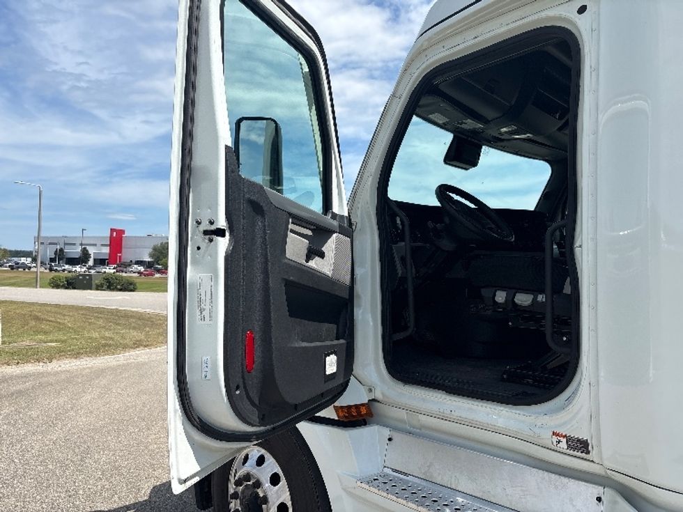 Sleeper Tractor-Heavy Duty Tractors-Freightliner-2021-T12664ST-Meridian-MS-413,502\n\t\tmiles-$ 77,500 - Image 9