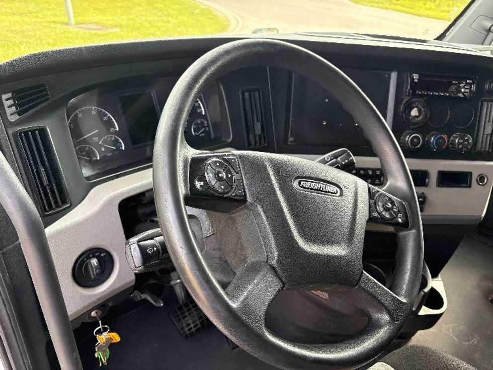 Sleeper Tractor-Heavy Duty Tractors-Freightliner-2021-T12664ST-Meridian-MS-436,191\n\t\tmiles-$ 75,500 - Image 11