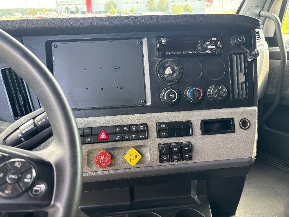 Sleeper Tractor-Heavy Duty Tractors-Freightliner-2021-T12664ST-Meridian-MS-436,191\n\t\tmiles-$ 75,500 - Image 12