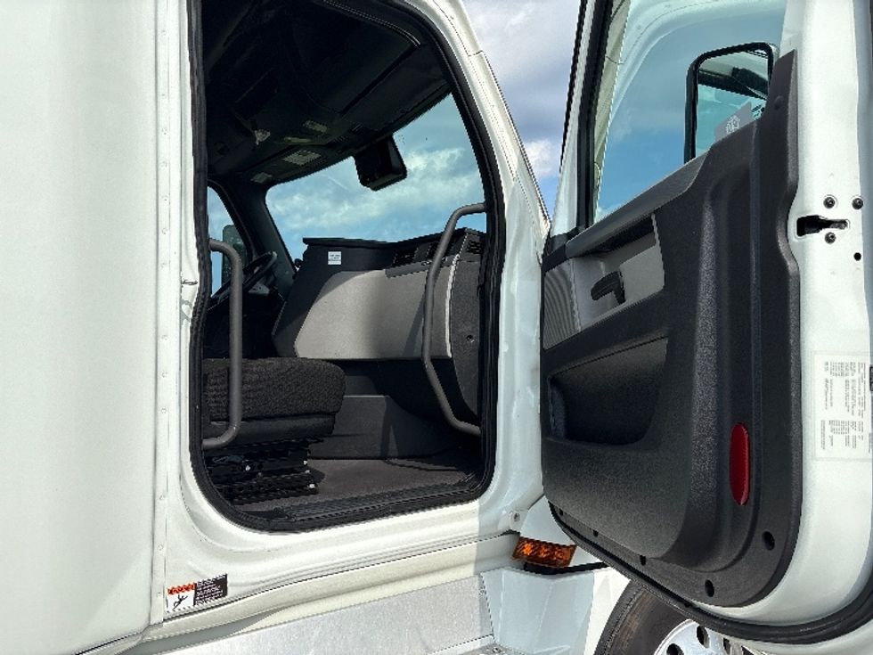 Sleeper Tractor-Heavy Duty Tractors-Freightliner-2021-T12664ST-Meridian-MS-436,191\n\t\tmiles-$ 75,500 - Image 13