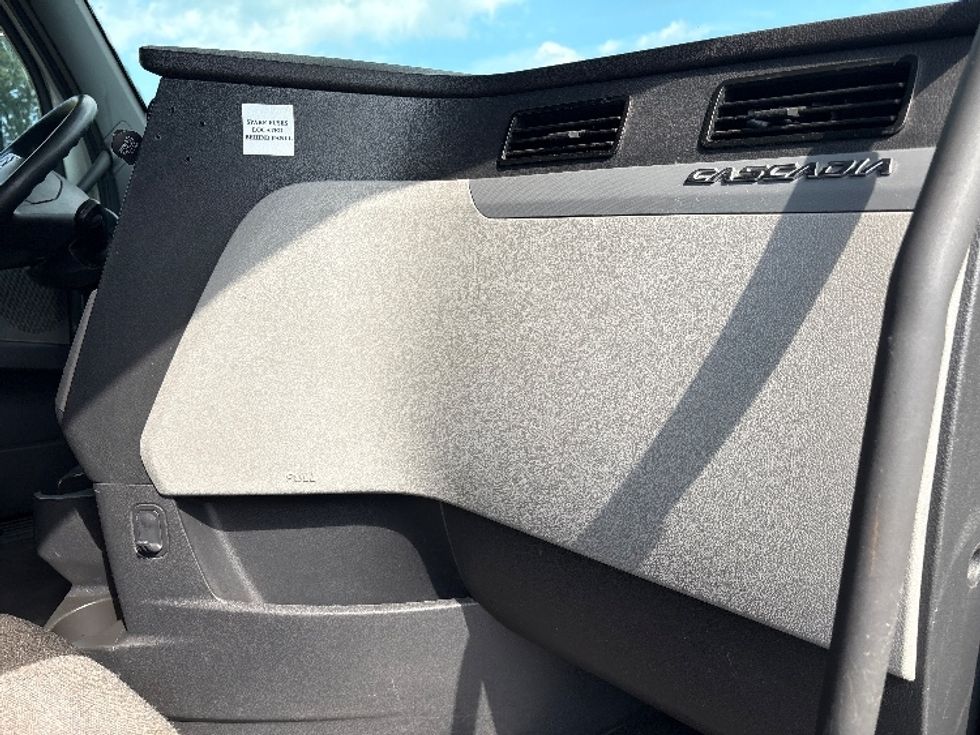 Sleeper Tractor-Heavy Duty Tractors-Freightliner-2021-T12664ST-Meridian-MS-436,191\n\t\tmiles-$ 75,500 - Image 14