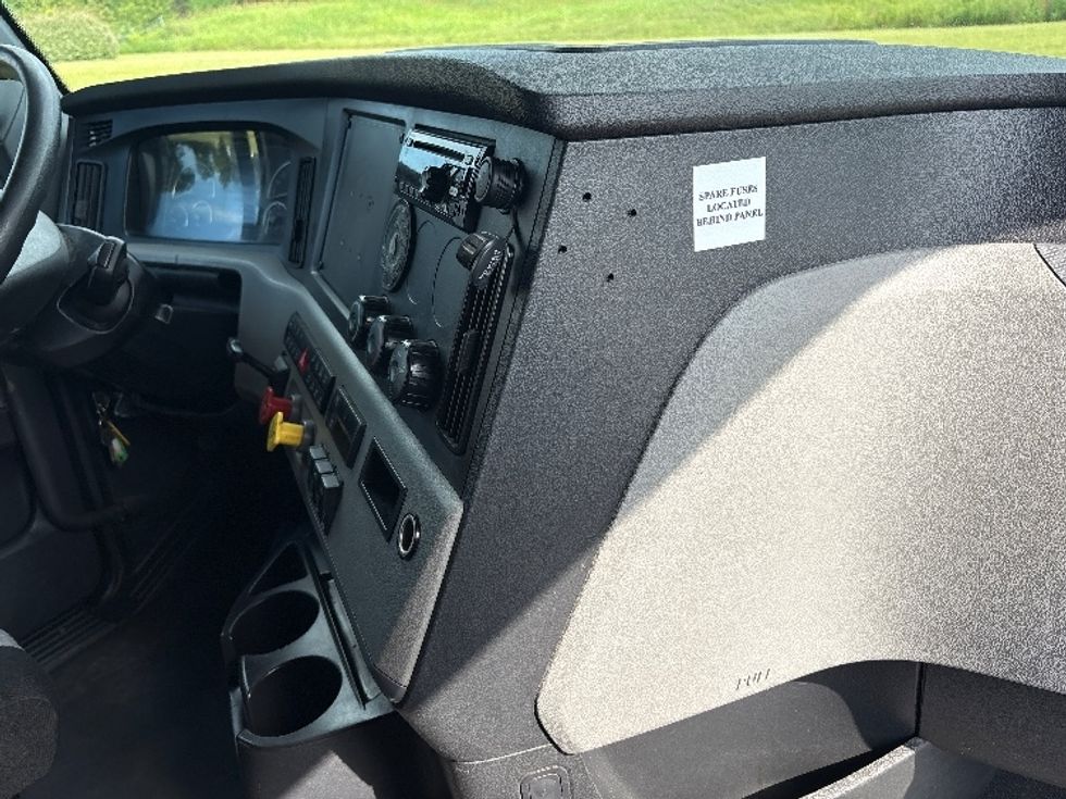 Sleeper Tractor-Heavy Duty Tractors-Freightliner-2021-T12664ST-Meridian-MS-436,191\n\t\tmiles-$ 75,500 - Image 15