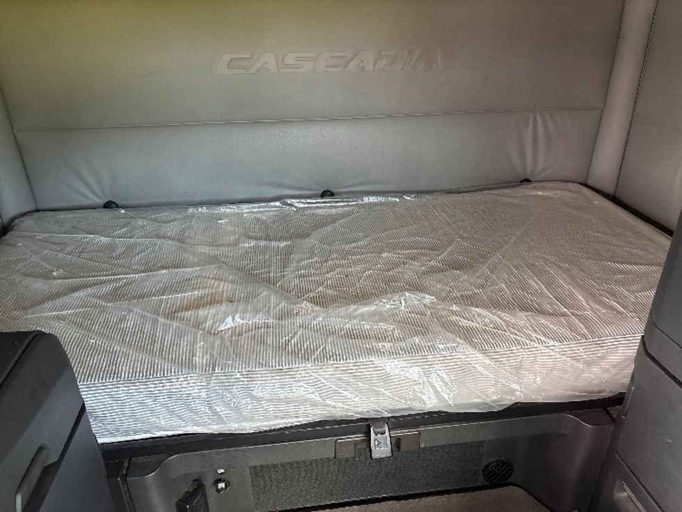 Sleeper Tractor-Heavy Duty Tractors-Freightliner-2021-T12664ST-Meridian-MS-436,191\n\t\tmiles-$ 75,500 - Image 16