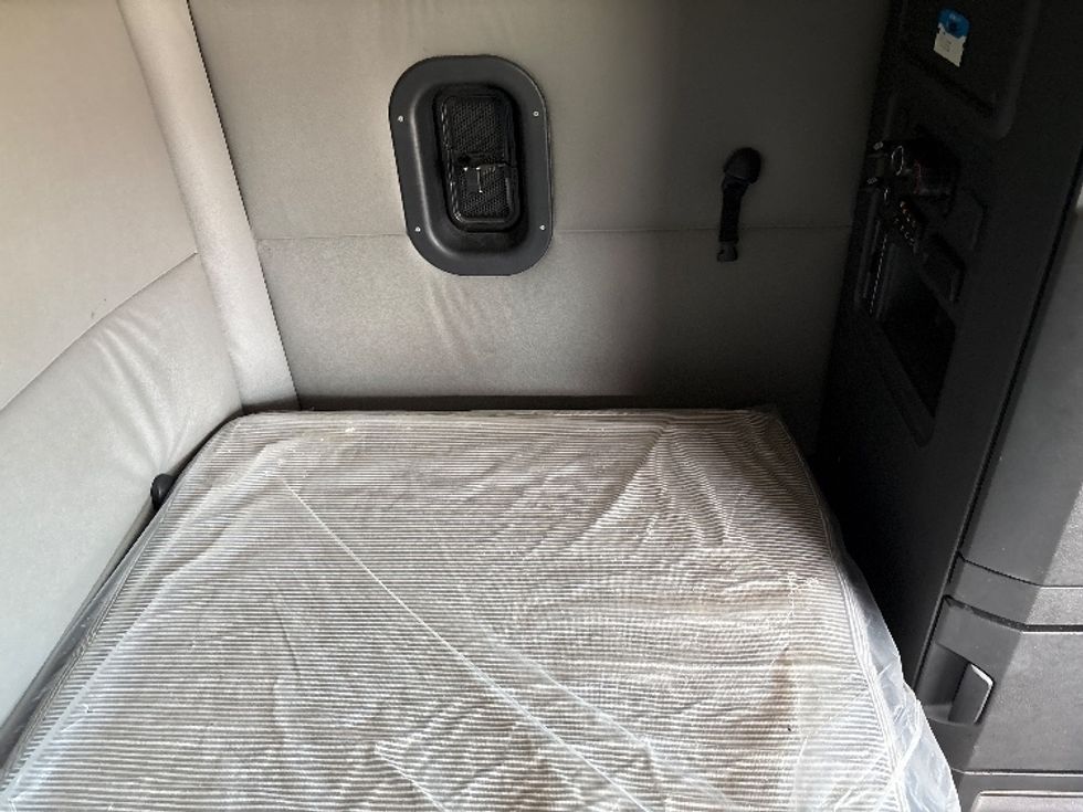 Sleeper Tractor-Heavy Duty Tractors-Freightliner-2021-T12664ST-Meridian-MS-436,191\n\t\tmiles-$ 75,500 - Image 17