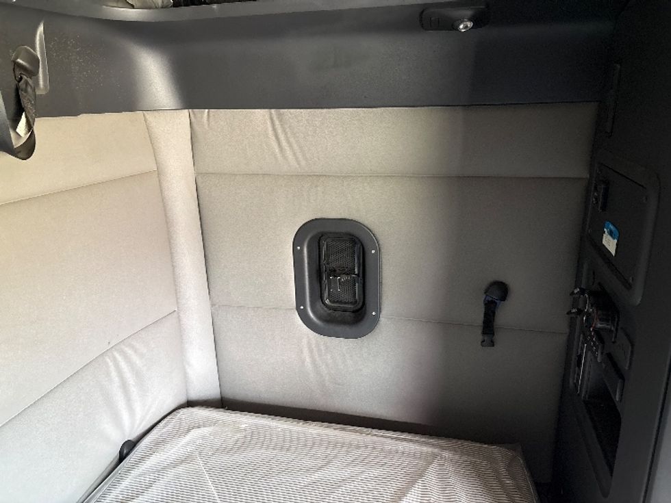 Sleeper Tractor-Heavy Duty Tractors-Freightliner-2021-T12664ST-Meridian-MS-436,191\n\t\tmiles-$ 75,500 - Image 18