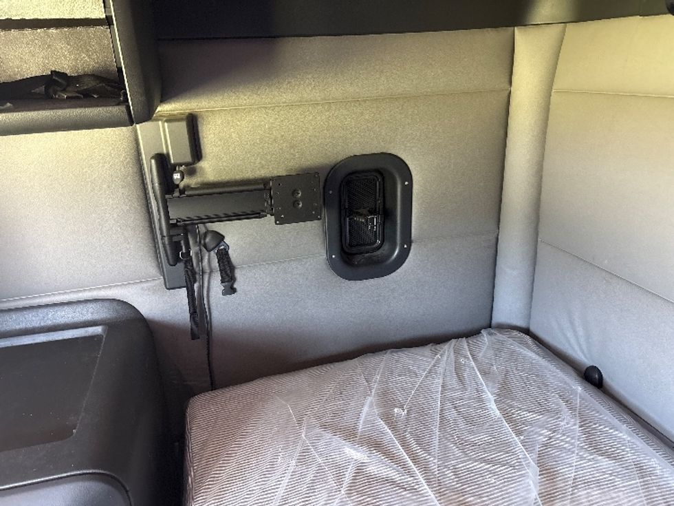 Sleeper Tractor-Heavy Duty Tractors-Freightliner-2021-T12664ST-Meridian-MS-436,191\n\t\tmiles-$ 75,500 - Image 19