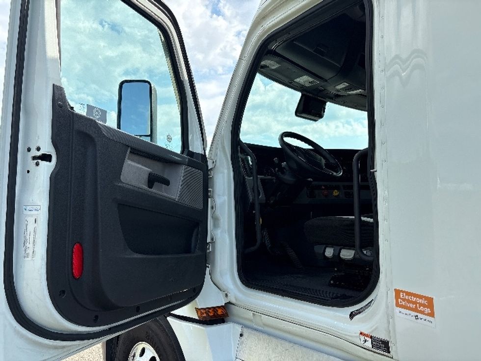 Sleeper Tractor-Heavy Duty Tractors-Freightliner-2021-T12664ST-Meridian-MS-436,191\n\t\tmiles-$ 75,500 - Image 9