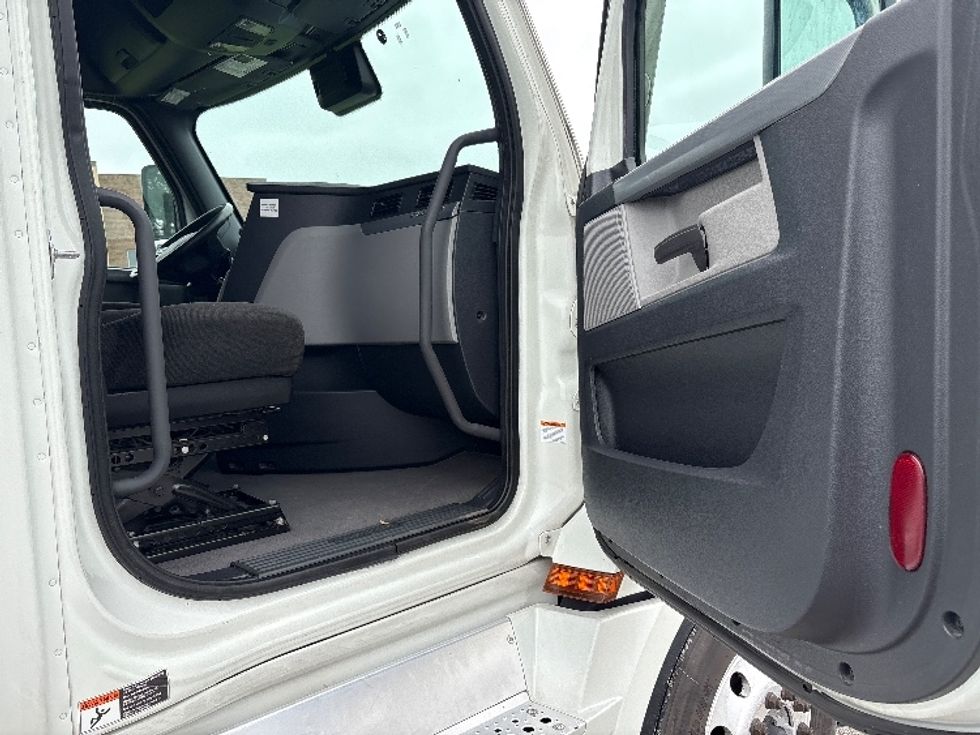 Sleeper Tractor-Heavy Duty Tractors-Freightliner-2021-T12664ST-Meridian-MS-444,564\n\t\tmiles-$ 75,000 - Image 13