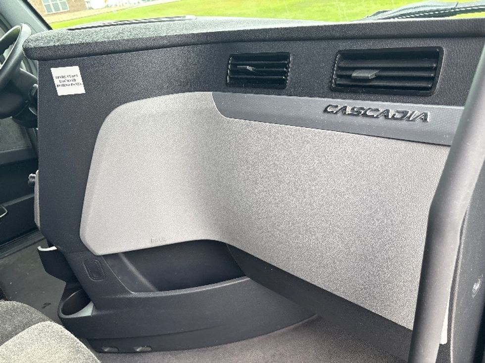 Sleeper Tractor-Heavy Duty Tractors-Freightliner-2021-T12664ST-Meridian-MS-444,564\n\t\tmiles-$ 75,000 - Image 15