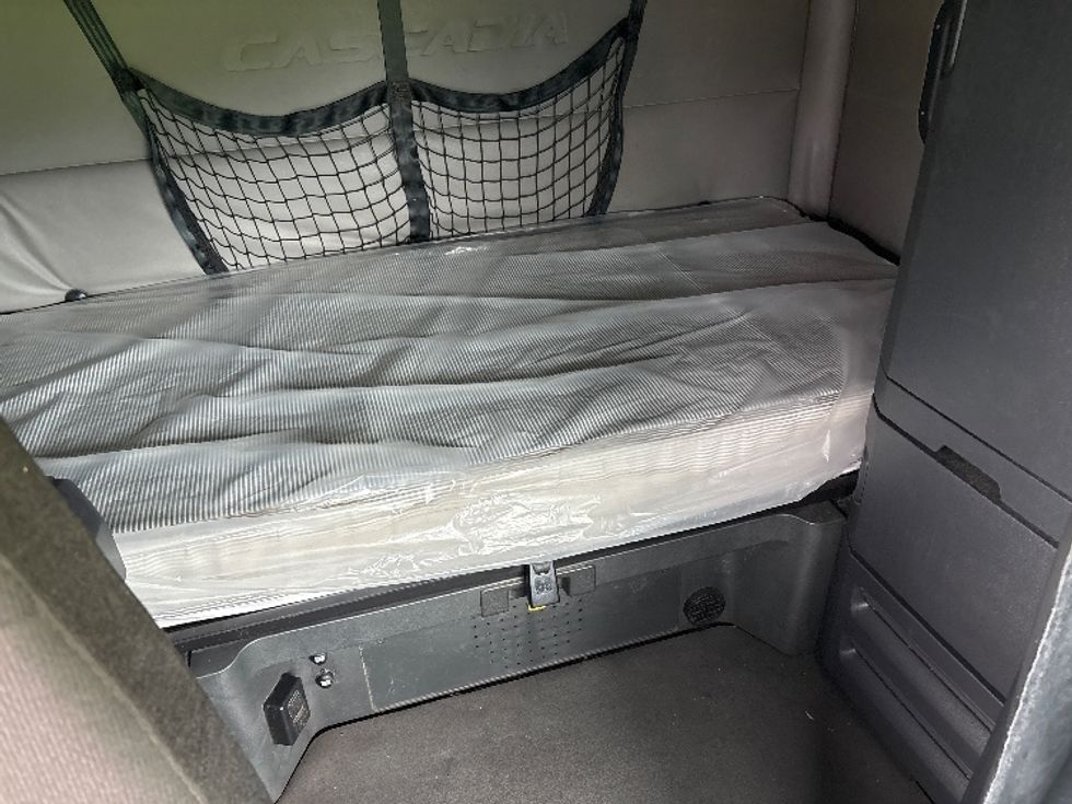 Sleeper Tractor-Heavy Duty Tractors-Freightliner-2021-T12664ST-Meridian-MS-444,564\n\t\tmiles-$ 75,000 - Image 16