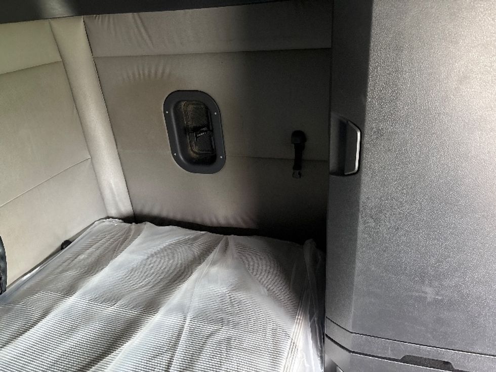 Sleeper Tractor-Heavy Duty Tractors-Freightliner-2021-T12664ST-Meridian-MS-444,564\n\t\tmiles-$ 75,000 - Image 18